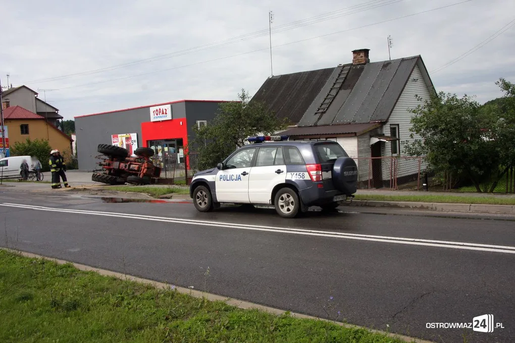Nietypowa kolizja ciągnika rolniczego (zdjęcia)