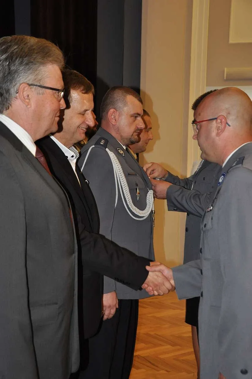 Odznaczenia i awanse na Powiatowym Święcie Policji w Komorowie (zdjęcia, wideo)