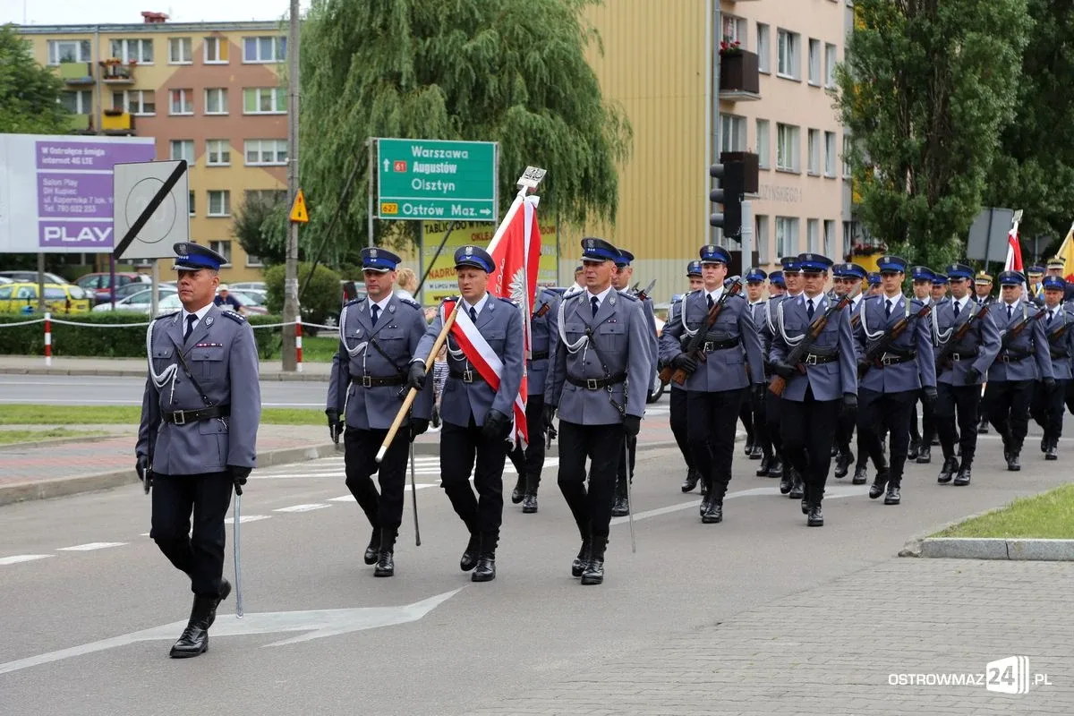 Burmistrz Bauer, wójt Kordek i ostrowscy policjanci odznaczeni (zdjęcia, wideo)