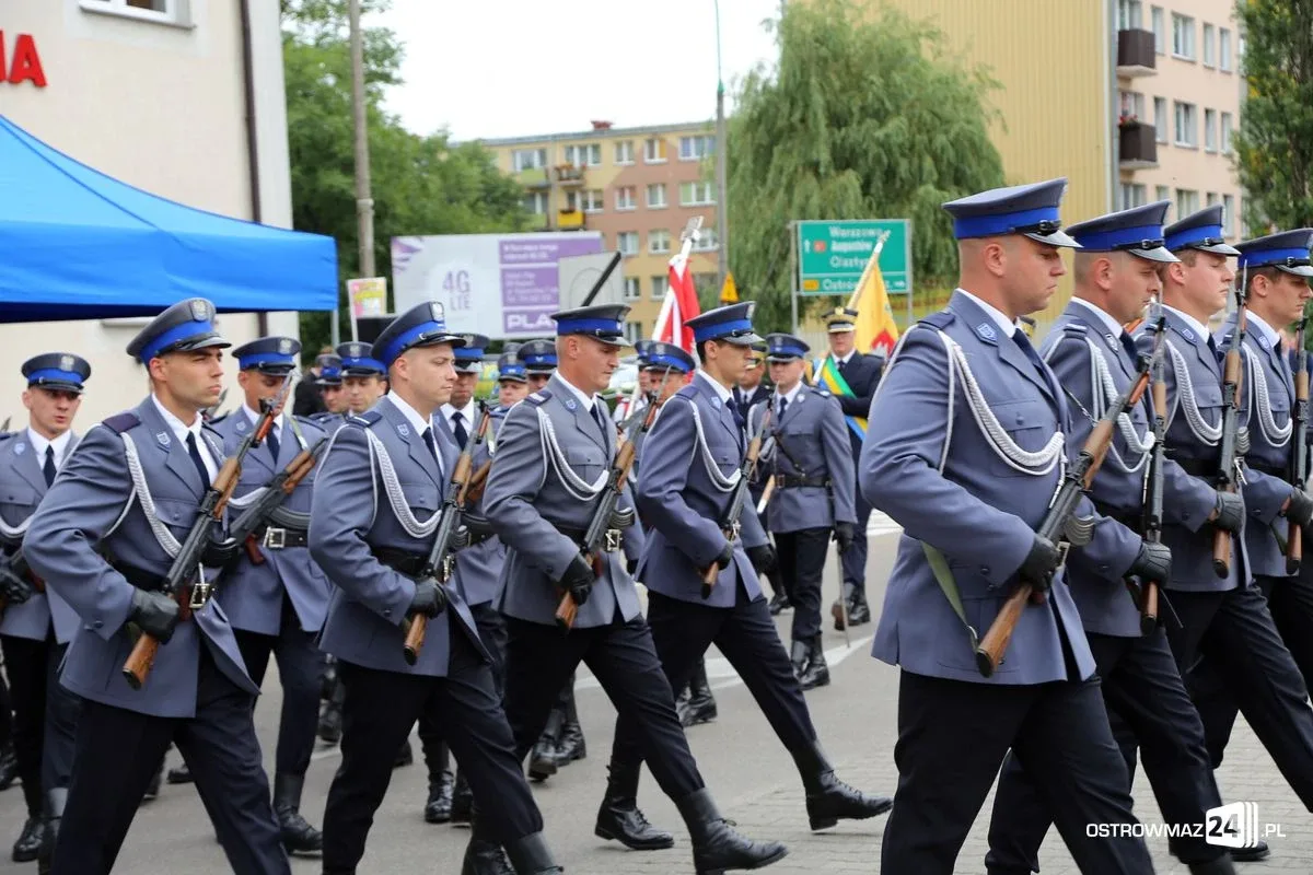 Burmistrz Bauer, wójt Kordek i ostrowscy policjanci odznaczeni (zdjęcia, wideo)
