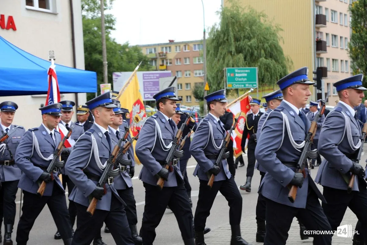Burmistrz Bauer, wójt Kordek i ostrowscy policjanci odznaczeni (zdjęcia, wideo)