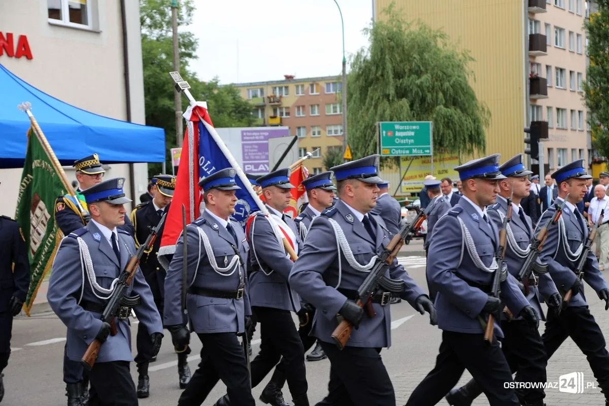 Burmistrz Bauer, wójt Kordek i ostrowscy policjanci odznaczeni (zdjęcia, wideo)