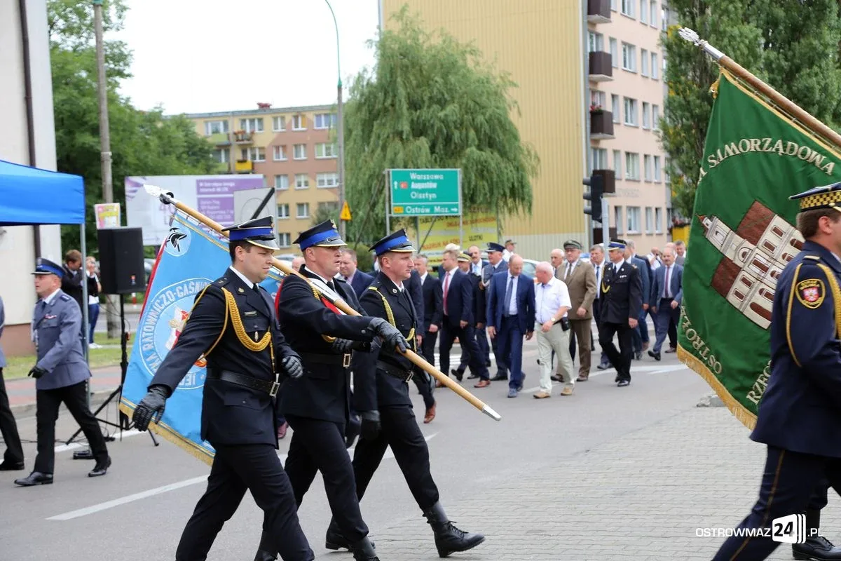 Burmistrz Bauer, wójt Kordek i ostrowscy policjanci odznaczeni (zdjęcia, wideo)