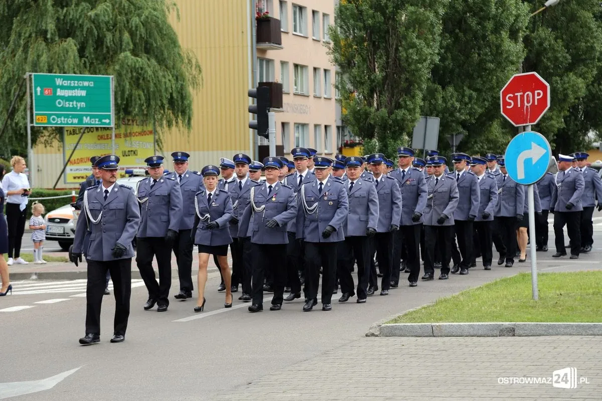 Burmistrz Bauer, wójt Kordek i ostrowscy policjanci odznaczeni (zdjęcia, wideo)