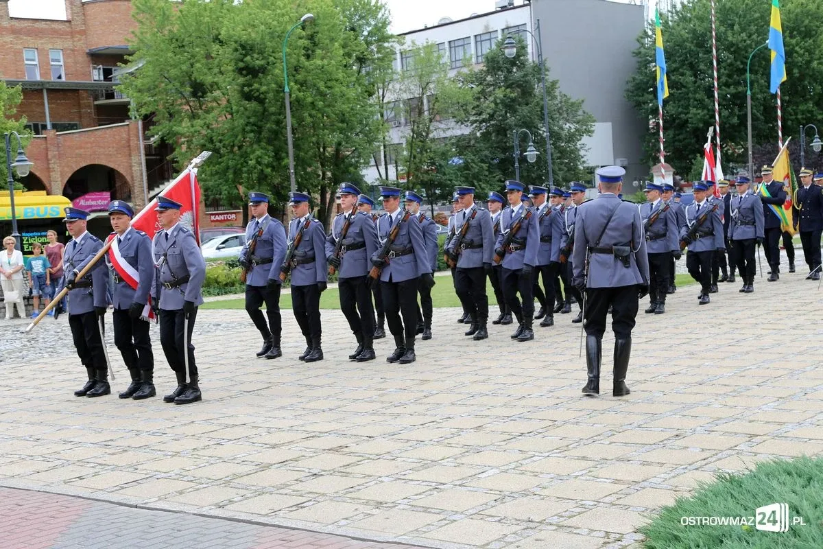 Burmistrz Bauer, wójt Kordek i ostrowscy policjanci odznaczeni (zdjęcia, wideo)