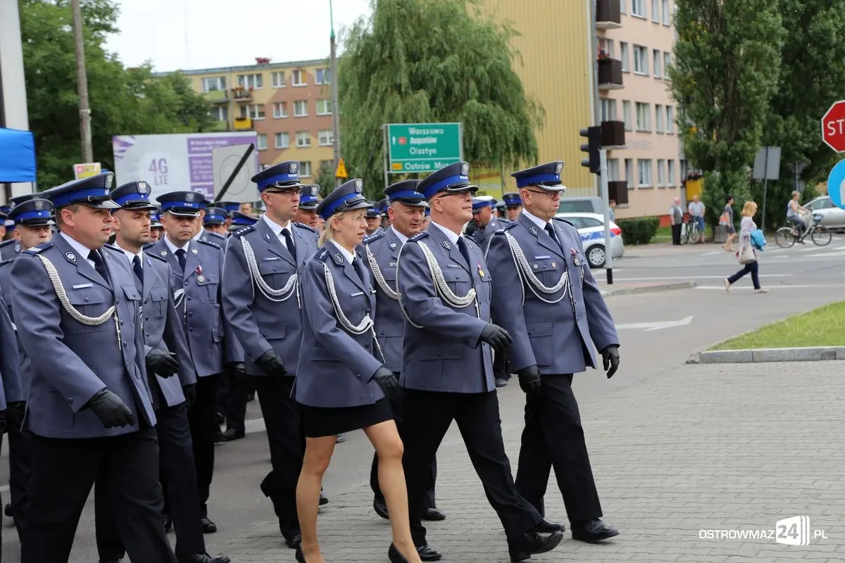 Burmistrz Bauer, wójt Kordek i ostrowscy policjanci odznaczeni (zdjęcia, wideo)