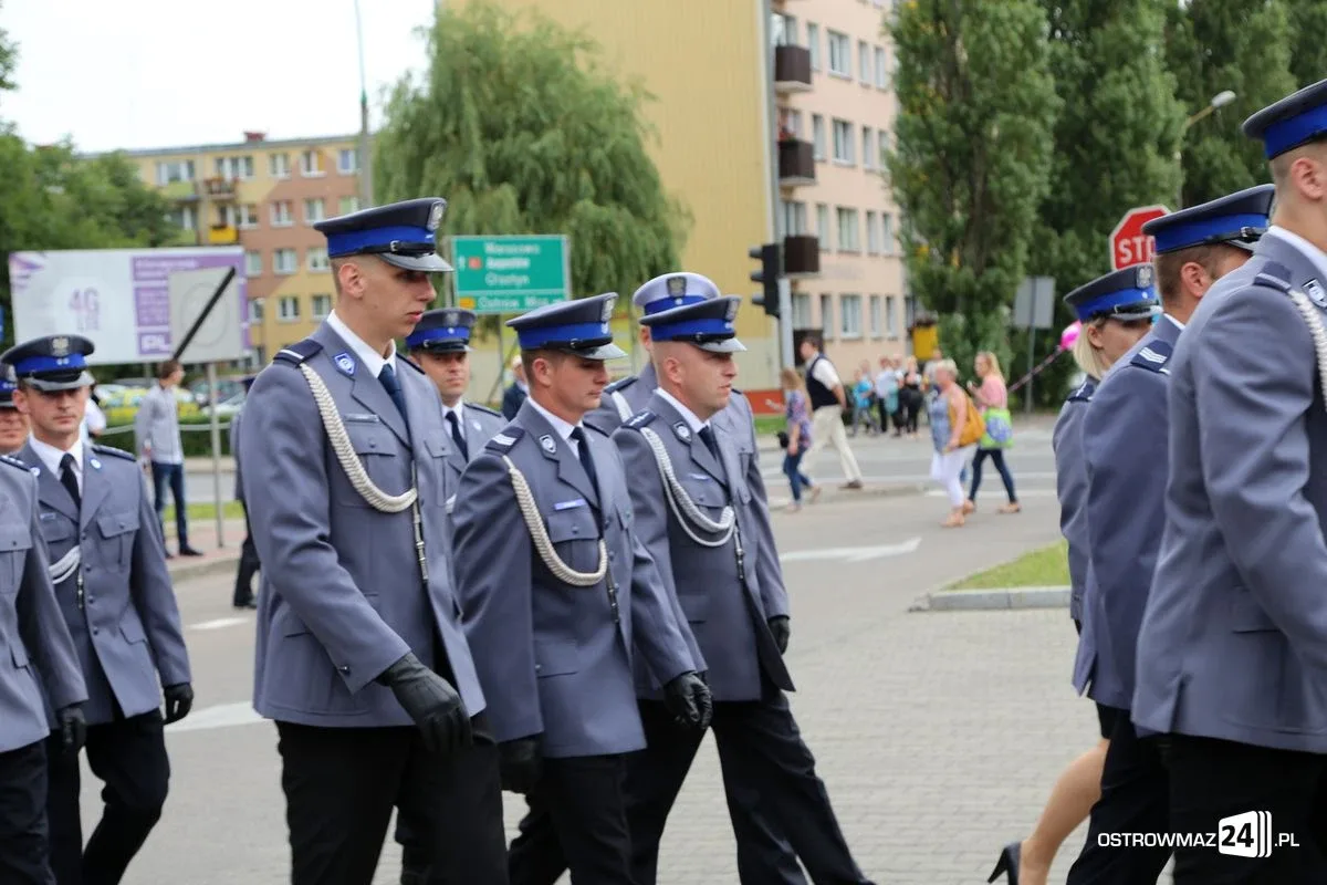 Burmistrz Bauer, wójt Kordek i ostrowscy policjanci odznaczeni (zdjęcia, wideo)
