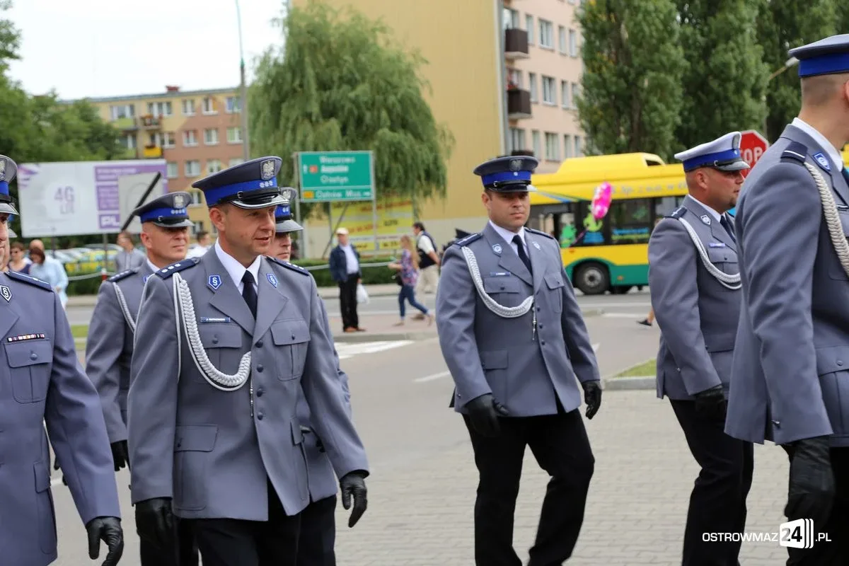 Burmistrz Bauer, wójt Kordek i ostrowscy policjanci odznaczeni (zdjęcia, wideo)