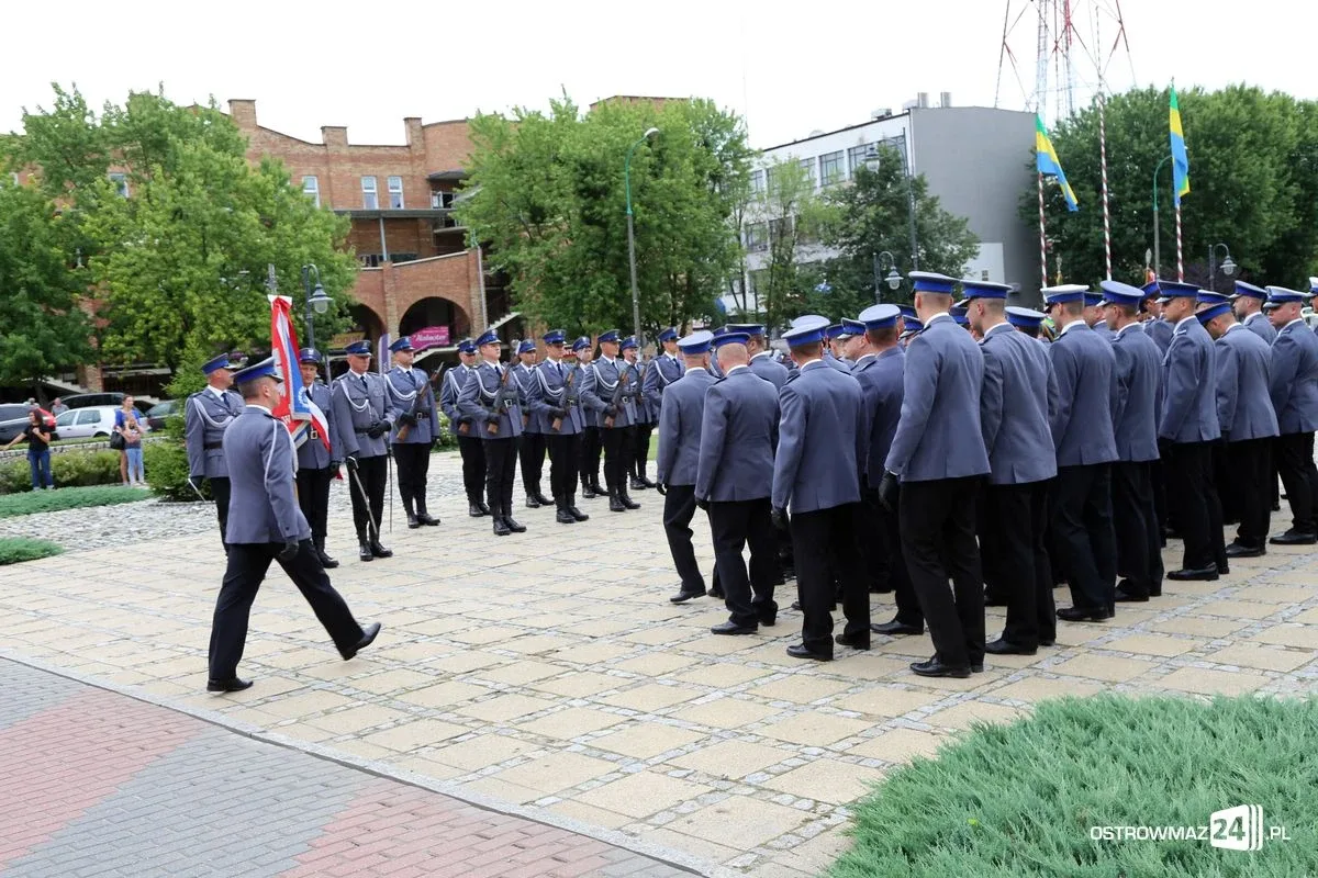 Burmistrz Bauer, wójt Kordek i ostrowscy policjanci odznaczeni (zdjęcia, wideo)