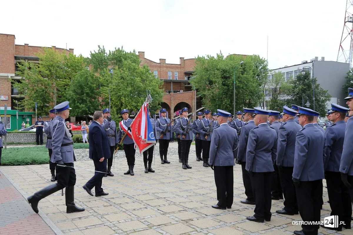 Burmistrz Bauer, wójt Kordek i ostrowscy policjanci odznaczeni (zdjęcia, wideo)