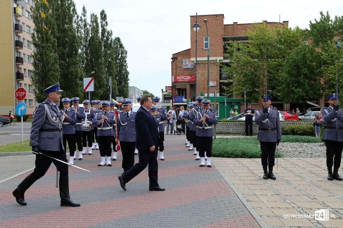 Burmistrz Bauer, wójt Kordek i ostrowscy policjanci odznaczeni (zdjęcia, wideo)