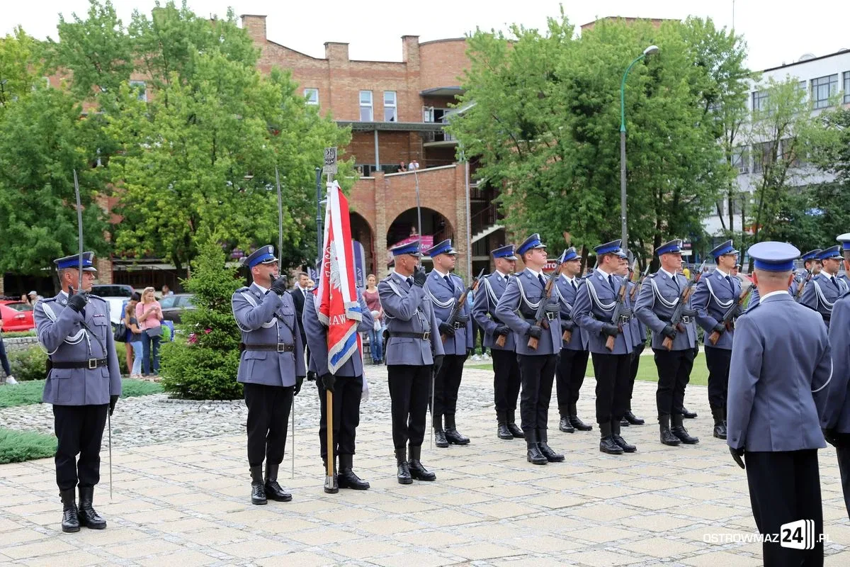 Burmistrz Bauer, wójt Kordek i ostrowscy policjanci odznaczeni (zdjęcia, wideo)