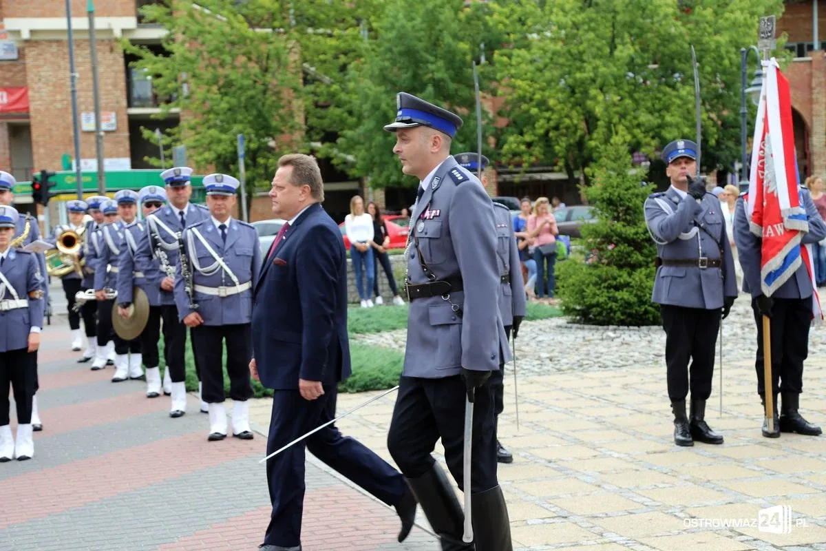 Burmistrz Bauer, wójt Kordek i ostrowscy policjanci odznaczeni (zdjęcia, wideo)