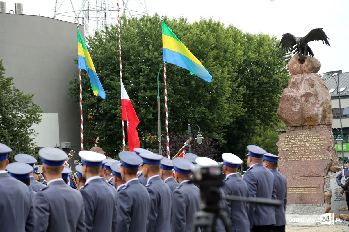 Burmistrz Bauer, wójt Kordek i ostrowscy policjanci odznaczeni (zdjęcia, wideo)
