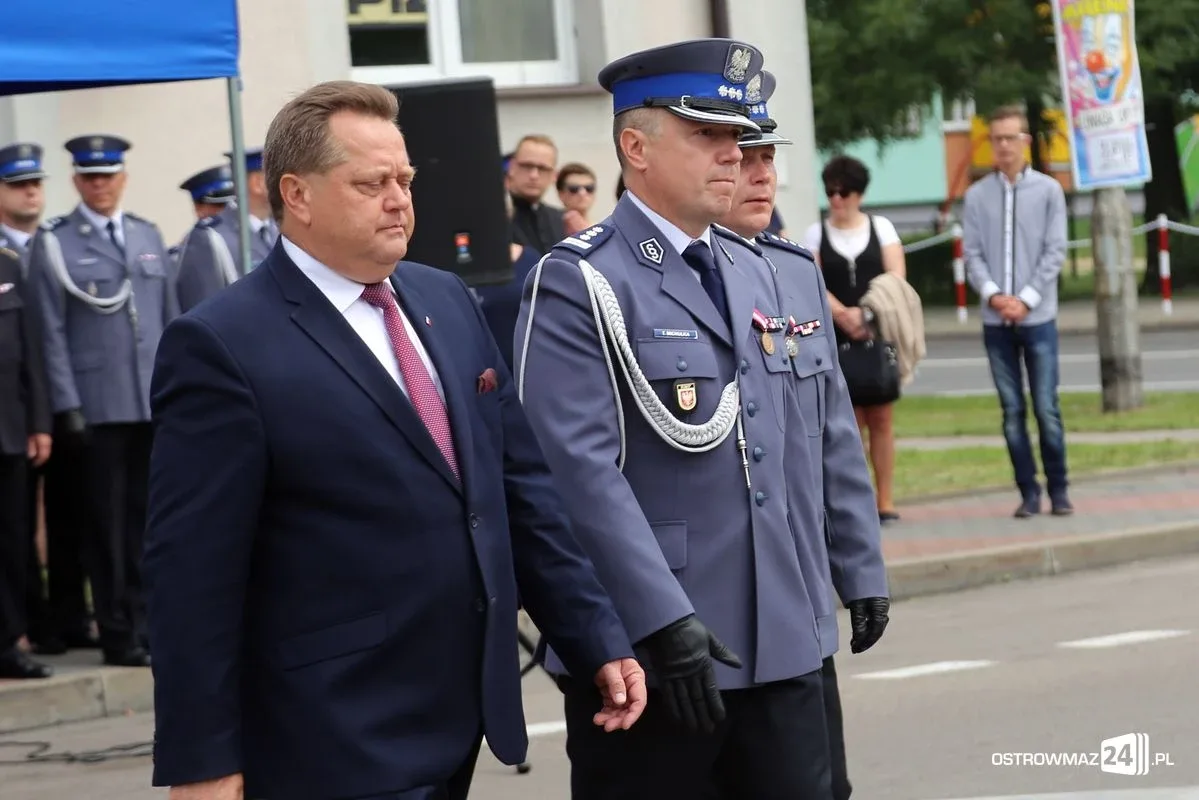 Burmistrz Bauer, wójt Kordek i ostrowscy policjanci odznaczeni (zdjęcia, wideo)