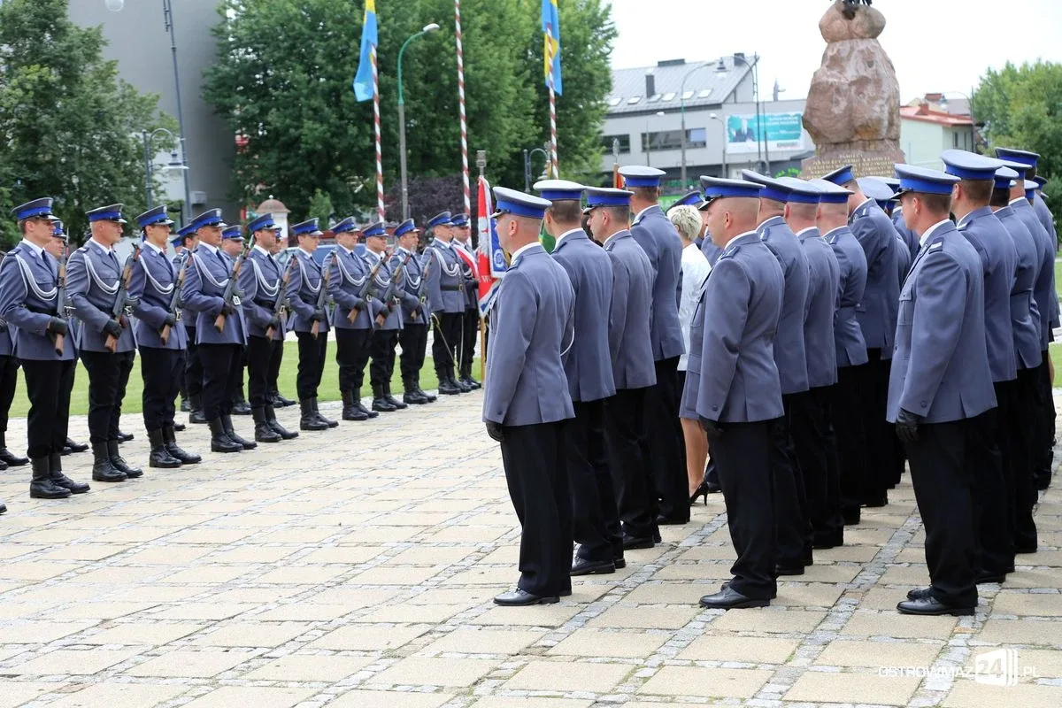 Burmistrz Bauer, wójt Kordek i ostrowscy policjanci odznaczeni (zdjęcia, wideo)