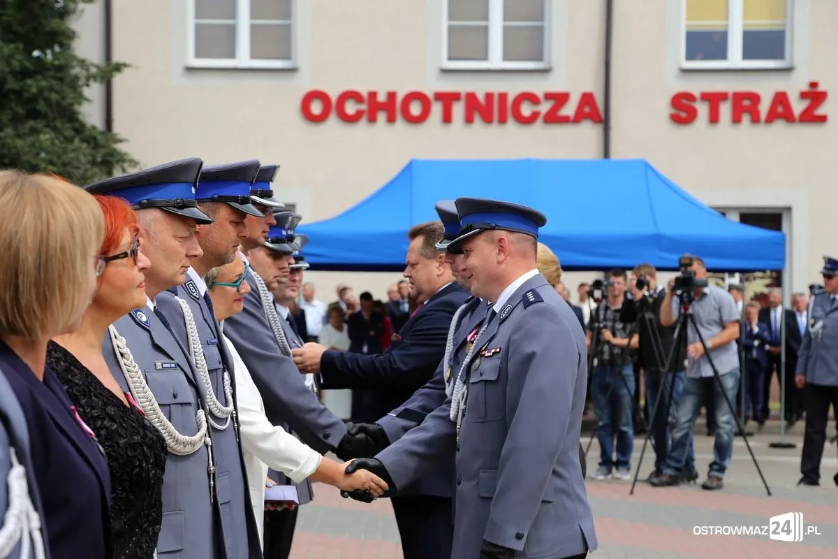 Burmistrz Bauer, wójt Kordek i ostrowscy policjanci odznaczeni (zdjęcia, wideo)