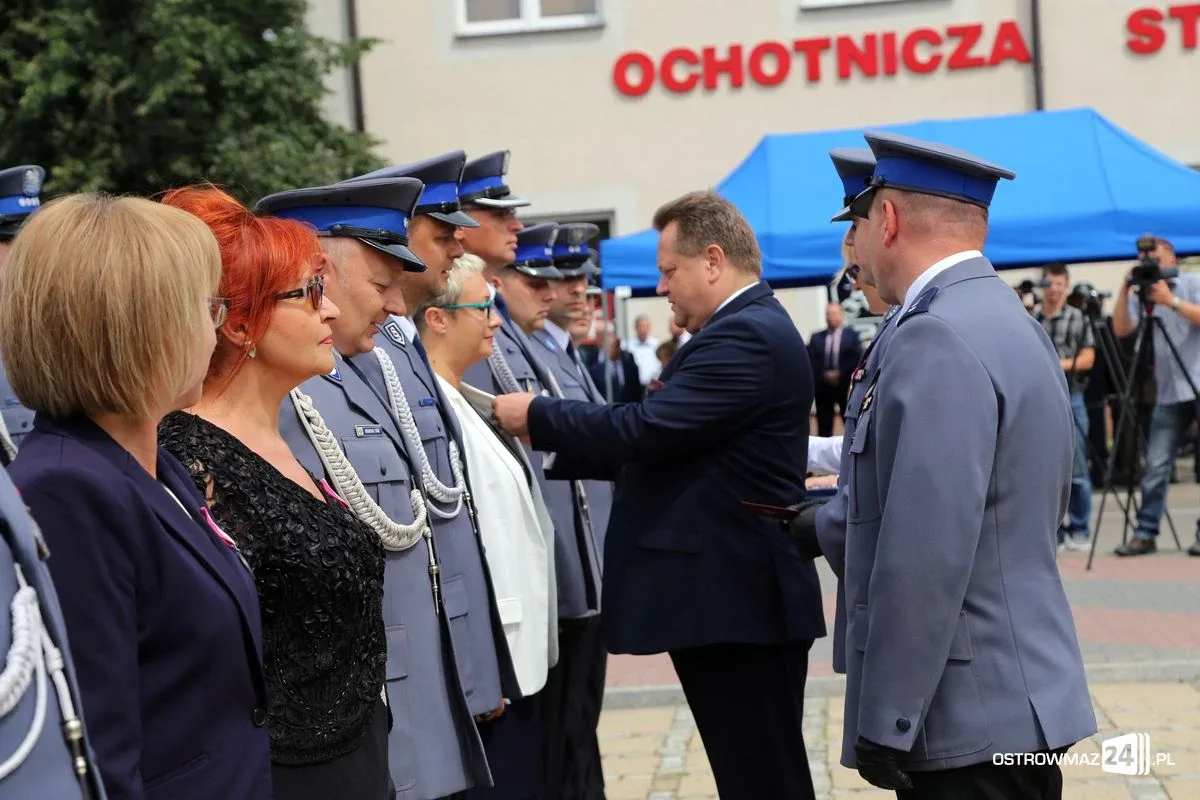 Burmistrz Bauer, wójt Kordek i ostrowscy policjanci odznaczeni (zdjęcia, wideo)