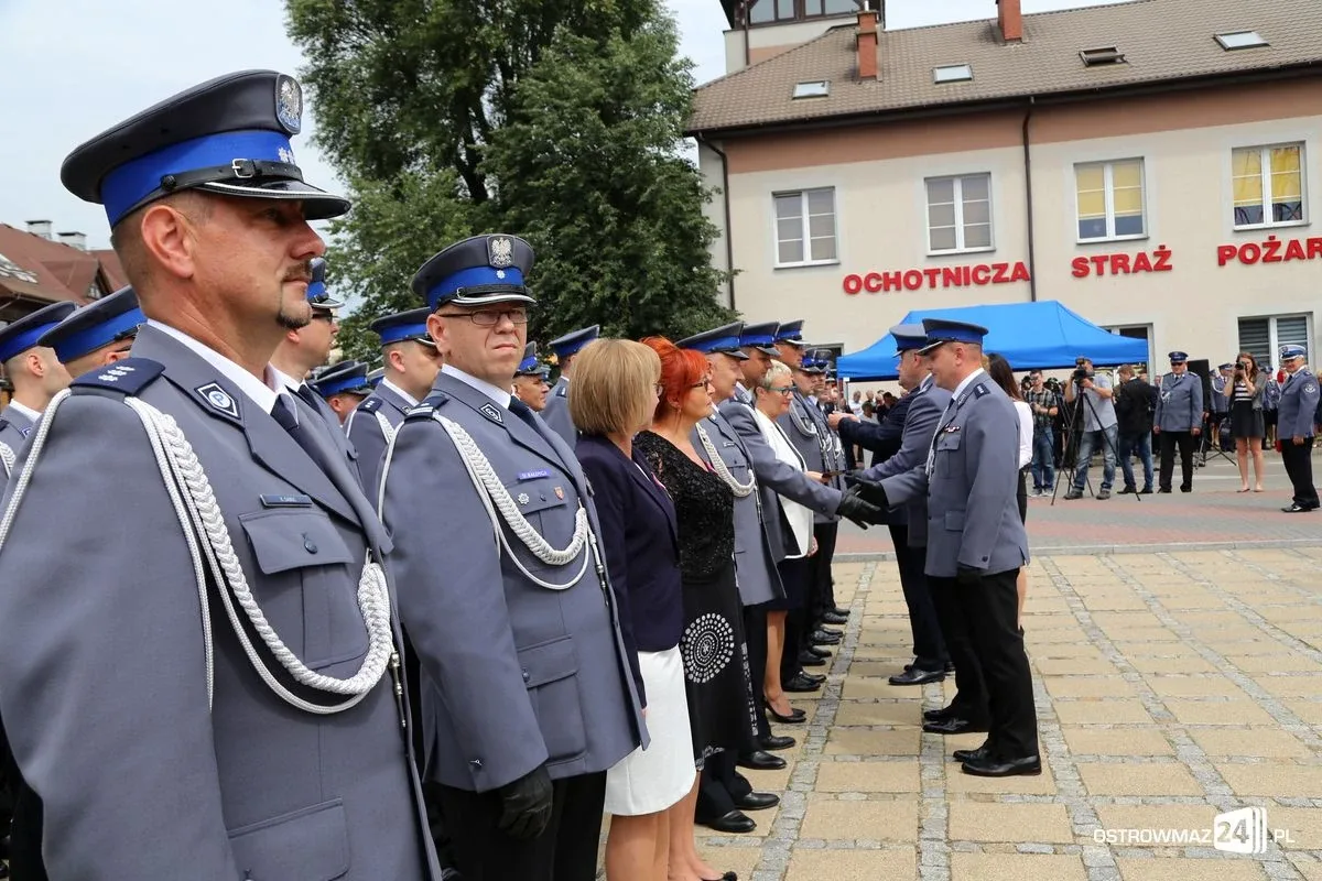 Burmistrz Bauer, wójt Kordek i ostrowscy policjanci odznaczeni (zdjęcia, wideo)