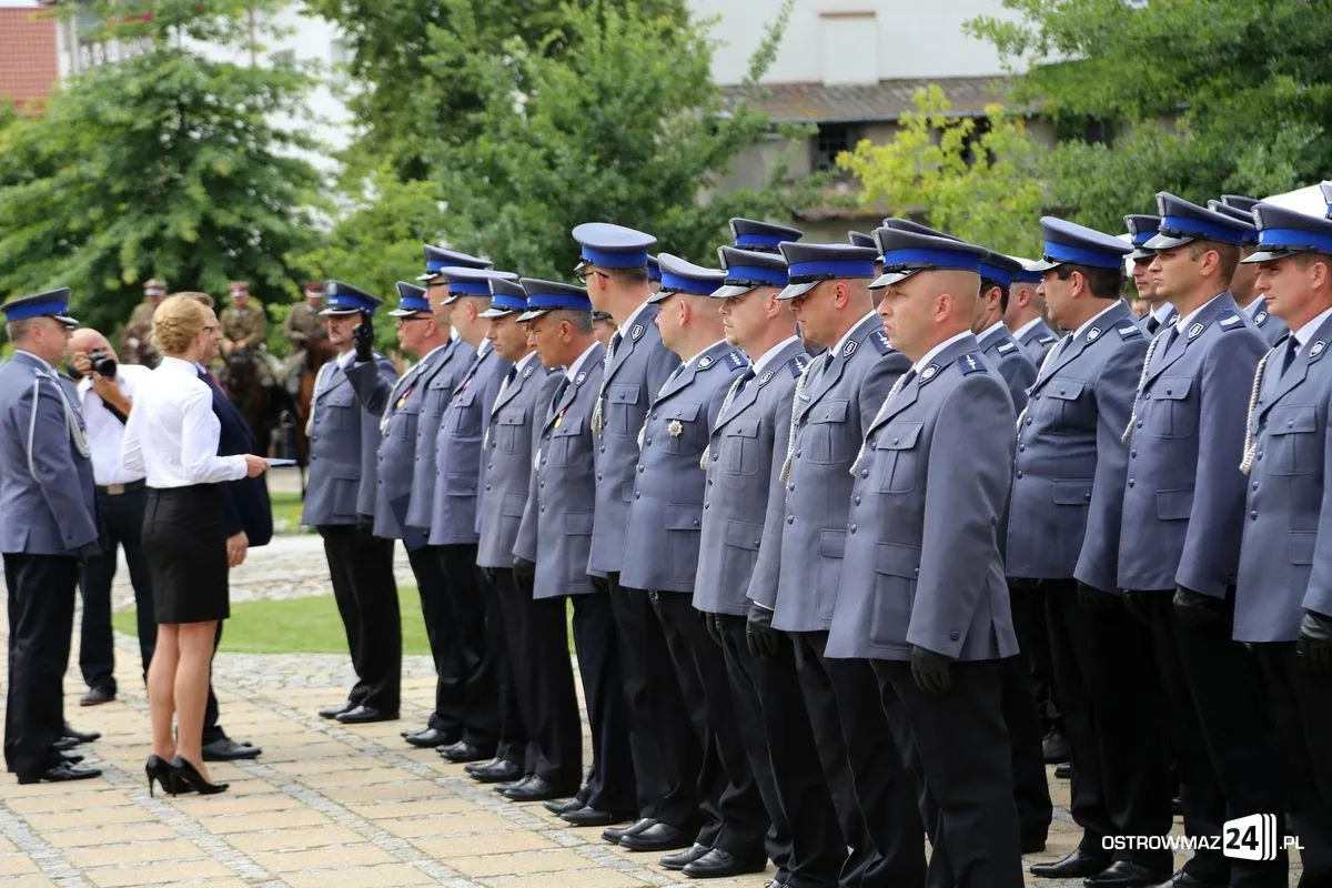Burmistrz Bauer, wójt Kordek i ostrowscy policjanci odznaczeni (zdjęcia, wideo)