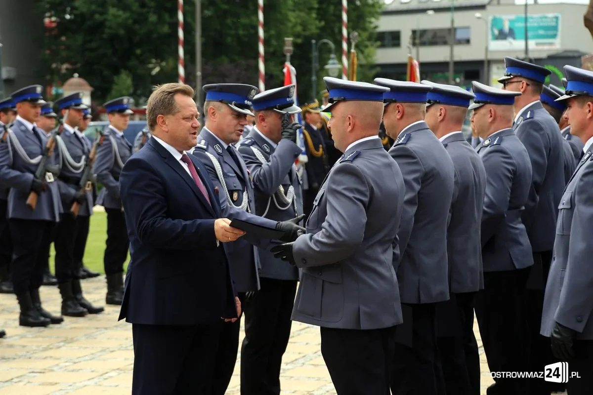 Burmistrz Bauer, wójt Kordek i ostrowscy policjanci odznaczeni (zdjęcia, wideo)