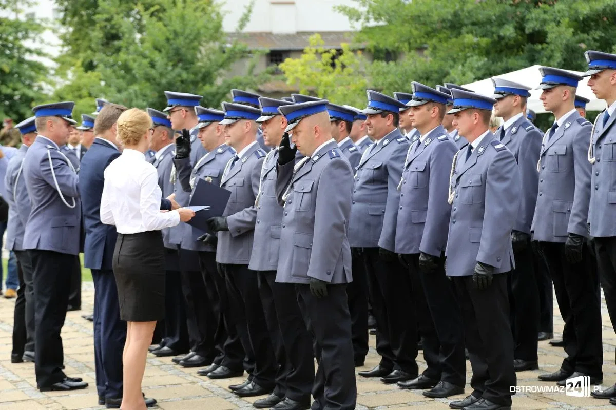 Burmistrz Bauer, wójt Kordek i ostrowscy policjanci odznaczeni (zdjęcia, wideo)
