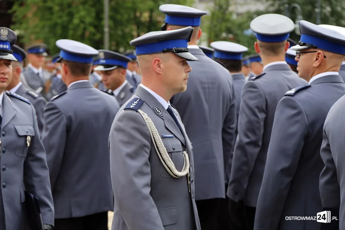 Burmistrz Bauer, wójt Kordek i ostrowscy policjanci odznaczeni (zdjęcia, wideo)