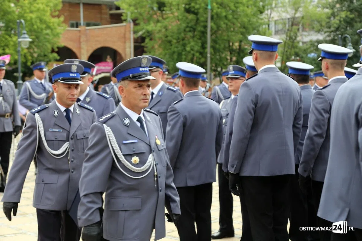 Burmistrz Bauer, wójt Kordek i ostrowscy policjanci odznaczeni (zdjęcia, wideo)