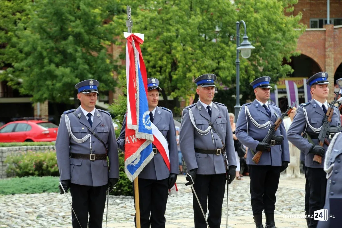 Burmistrz Bauer, wójt Kordek i ostrowscy policjanci odznaczeni (zdjęcia, wideo)