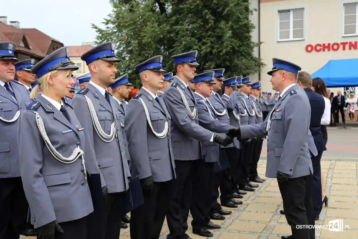Burmistrz Bauer, wójt Kordek i ostrowscy policjanci odznaczeni (zdjęcia, wideo)