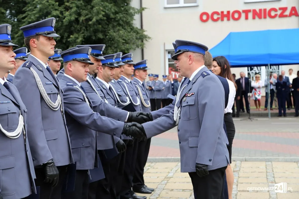 Burmistrz Bauer, wójt Kordek i ostrowscy policjanci odznaczeni (zdjęcia, wideo)