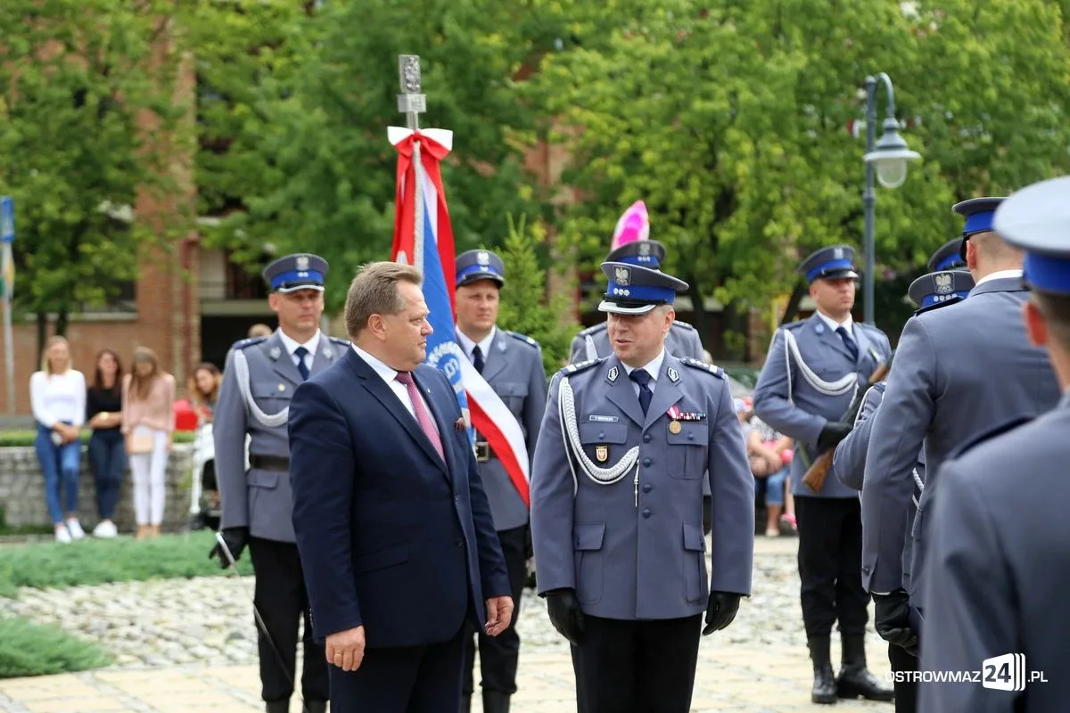 Burmistrz Bauer, wójt Kordek i ostrowscy policjanci odznaczeni (zdjęcia, wideo)