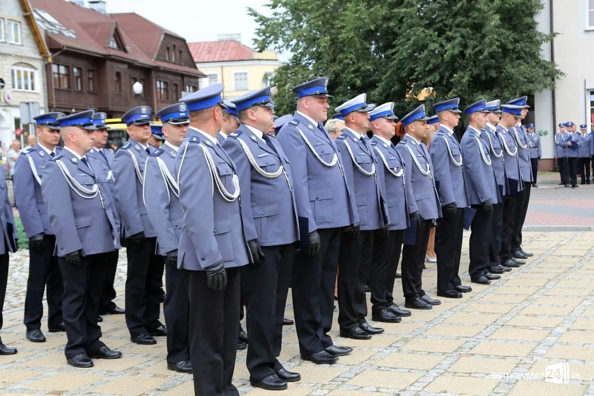 Burmistrz Bauer, wójt Kordek i ostrowscy policjanci odznaczeni (zdjęcia, wideo)
