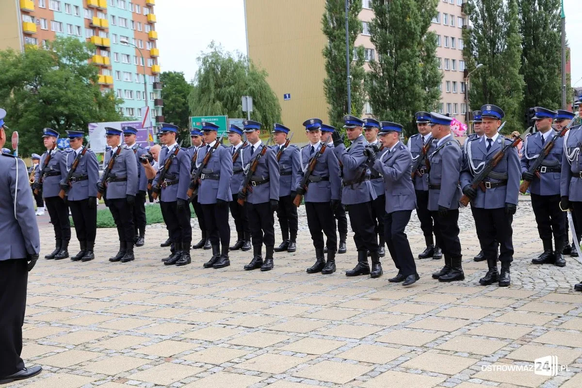 Burmistrz Bauer, wójt Kordek i ostrowscy policjanci odznaczeni (zdjęcia, wideo)