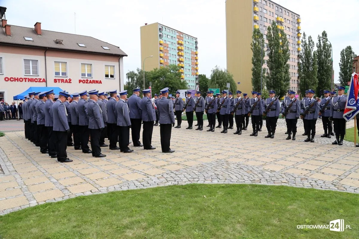 Burmistrz Bauer, wójt Kordek i ostrowscy policjanci odznaczeni (zdjęcia, wideo)