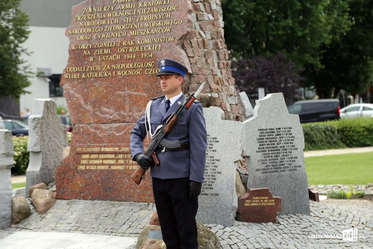 Burmistrz Bauer, wójt Kordek i ostrowscy policjanci odznaczeni (zdjęcia, wideo)