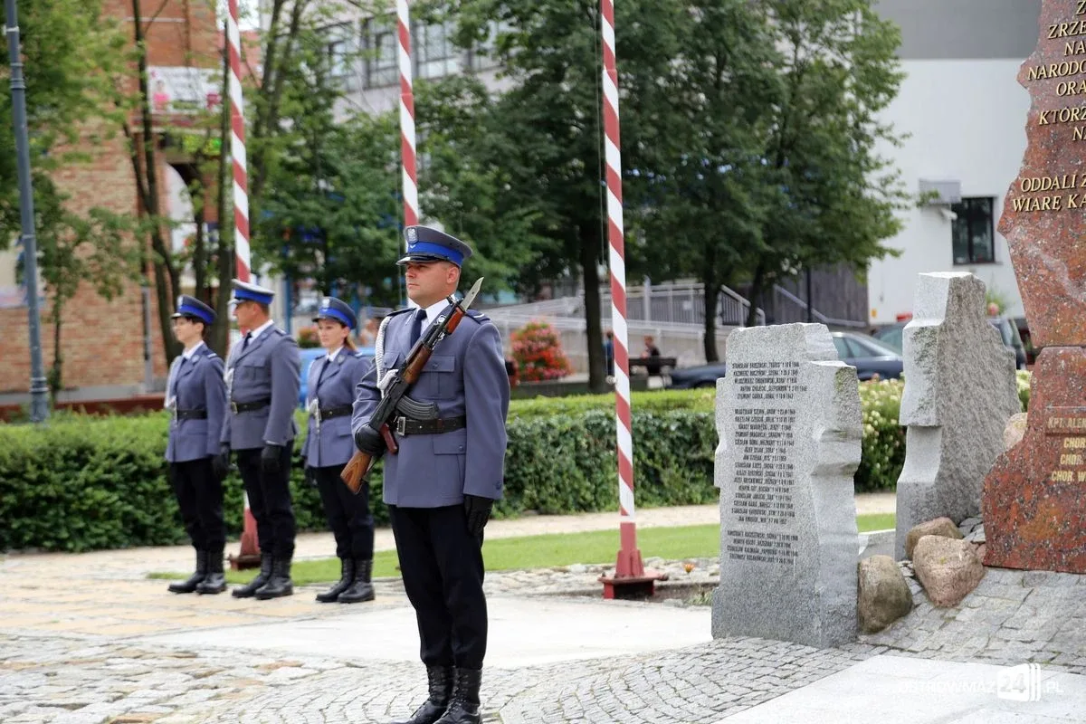 Burmistrz Bauer, wójt Kordek i ostrowscy policjanci odznaczeni (zdjęcia, wideo)