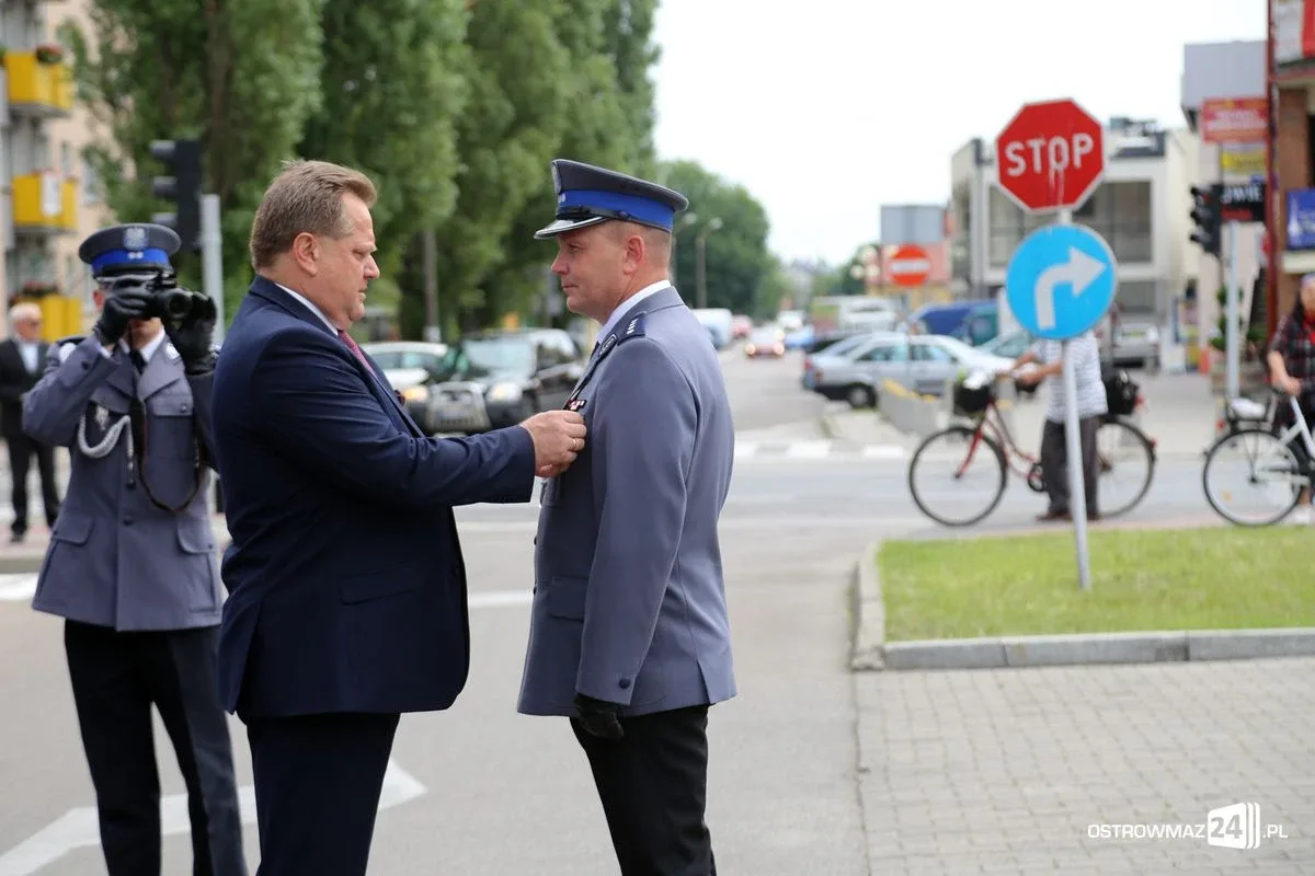 Burmistrz Bauer, wójt Kordek i ostrowscy policjanci odznaczeni (zdjęcia, wideo)
