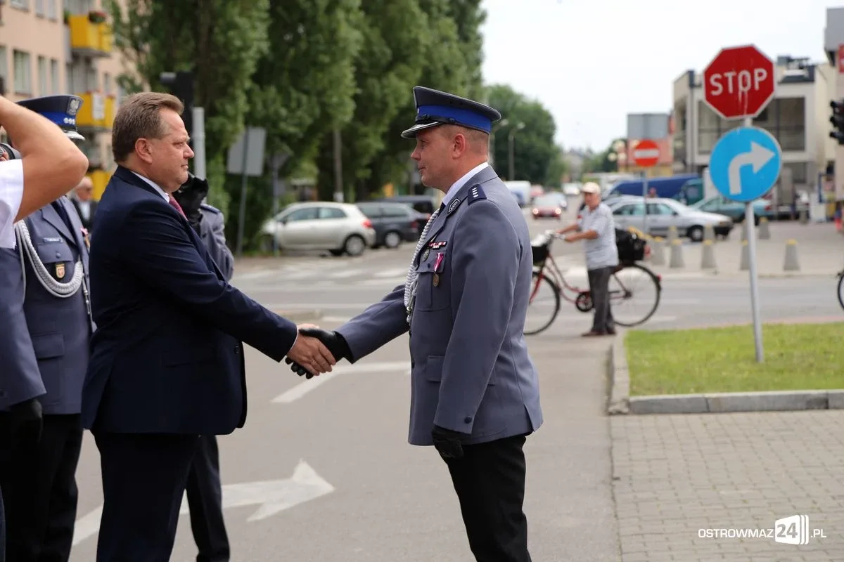 Burmistrz Bauer, wójt Kordek i ostrowscy policjanci odznaczeni (zdjęcia, wideo)