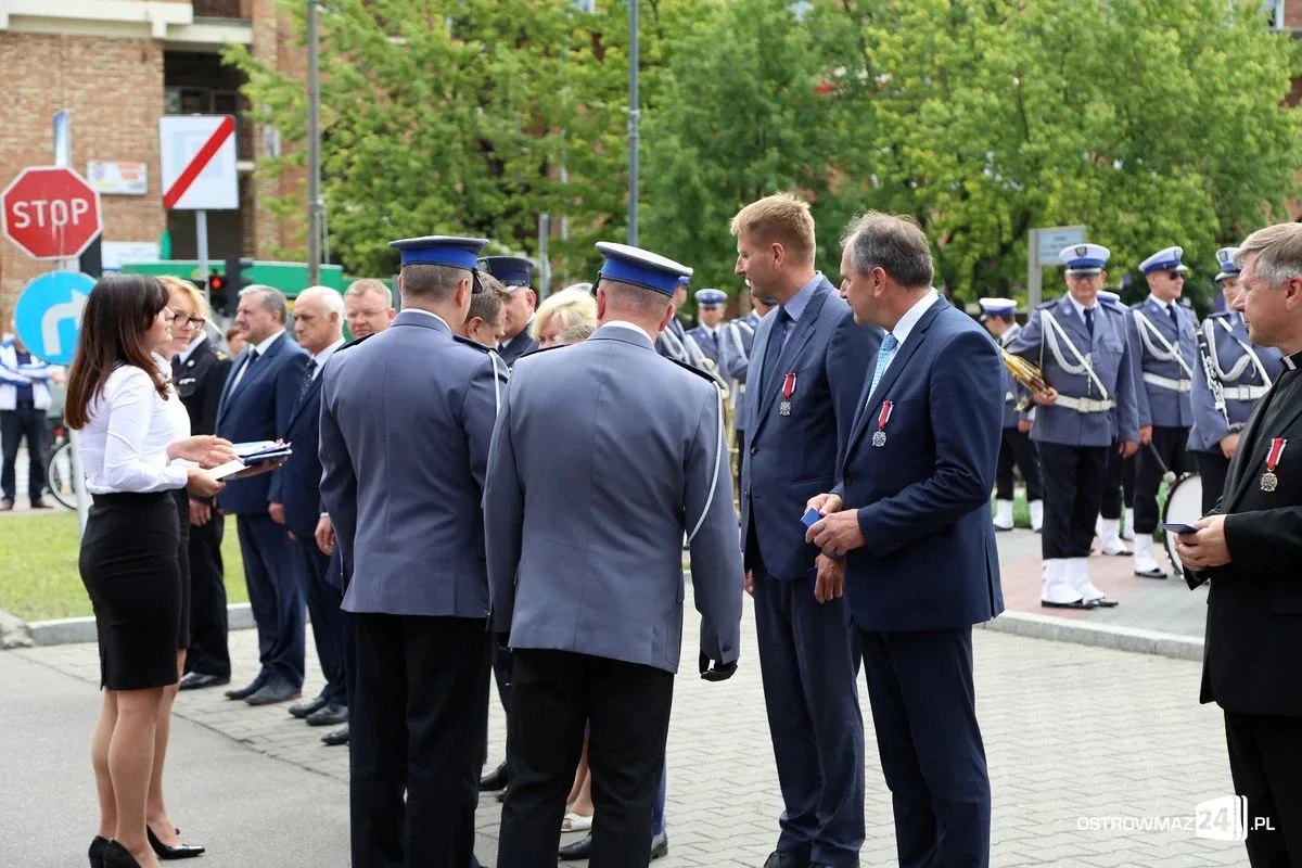Burmistrz Bauer, wójt Kordek i ostrowscy policjanci odznaczeni (zdjęcia, wideo)