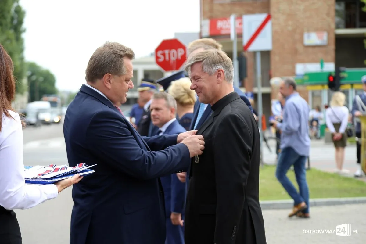 Burmistrz Bauer, wójt Kordek i ostrowscy policjanci odznaczeni (zdjęcia, wideo)