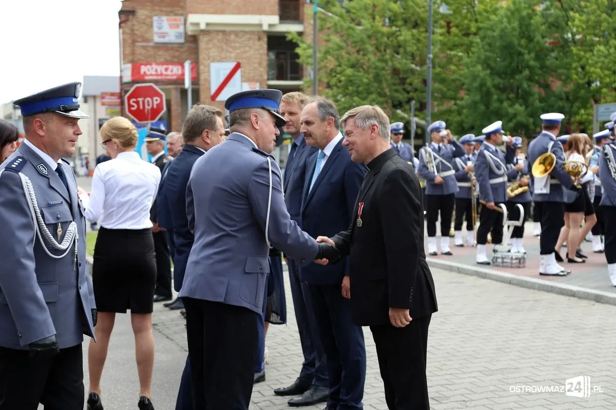 Burmistrz Bauer, wójt Kordek i ostrowscy policjanci odznaczeni (zdjęcia, wideo)