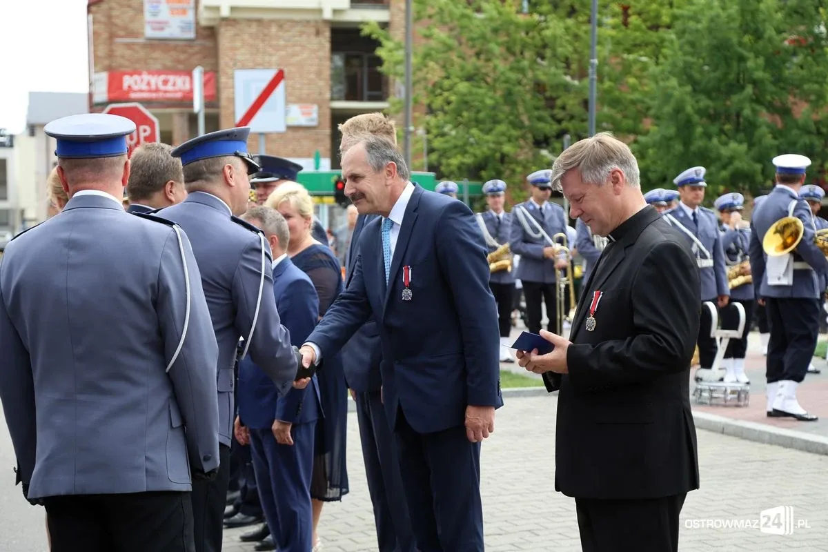 Burmistrz Bauer, wójt Kordek i ostrowscy policjanci odznaczeni (zdjęcia, wideo)