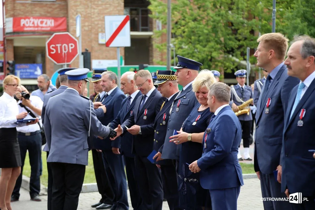 Burmistrz Bauer, wójt Kordek i ostrowscy policjanci odznaczeni (zdjęcia, wideo)