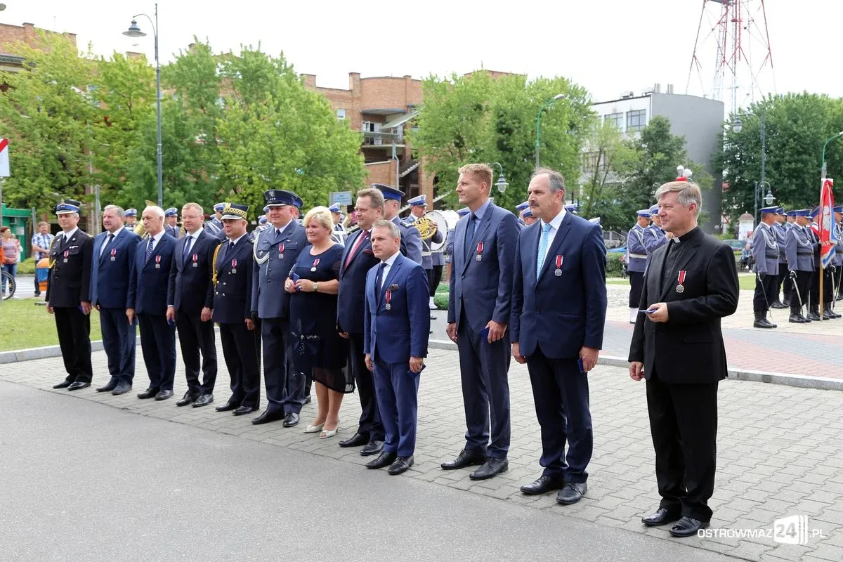 Burmistrz Bauer, wójt Kordek i ostrowscy policjanci odznaczeni (zdjęcia, wideo)