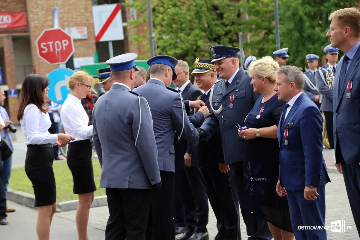 Burmistrz Bauer, wójt Kordek i ostrowscy policjanci odznaczeni (zdjęcia, wideo)