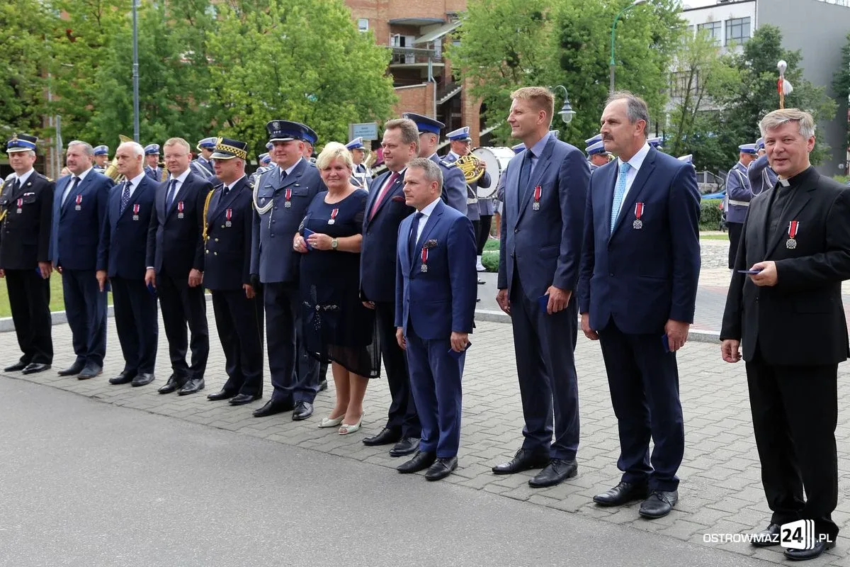 Burmistrz Bauer, wójt Kordek i ostrowscy policjanci odznaczeni (zdjęcia, wideo)