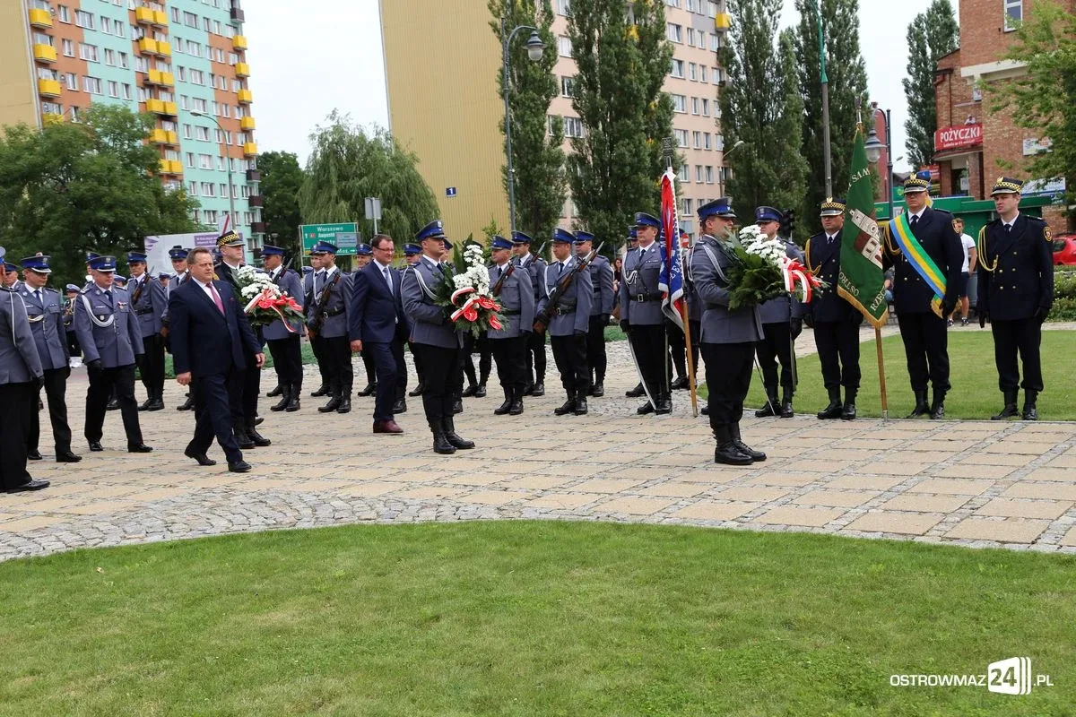 Burmistrz Bauer, wójt Kordek i ostrowscy policjanci odznaczeni (zdjęcia, wideo)