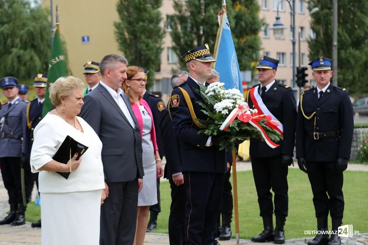 Burmistrz Bauer, wójt Kordek i ostrowscy policjanci odznaczeni (zdjęcia, wideo)