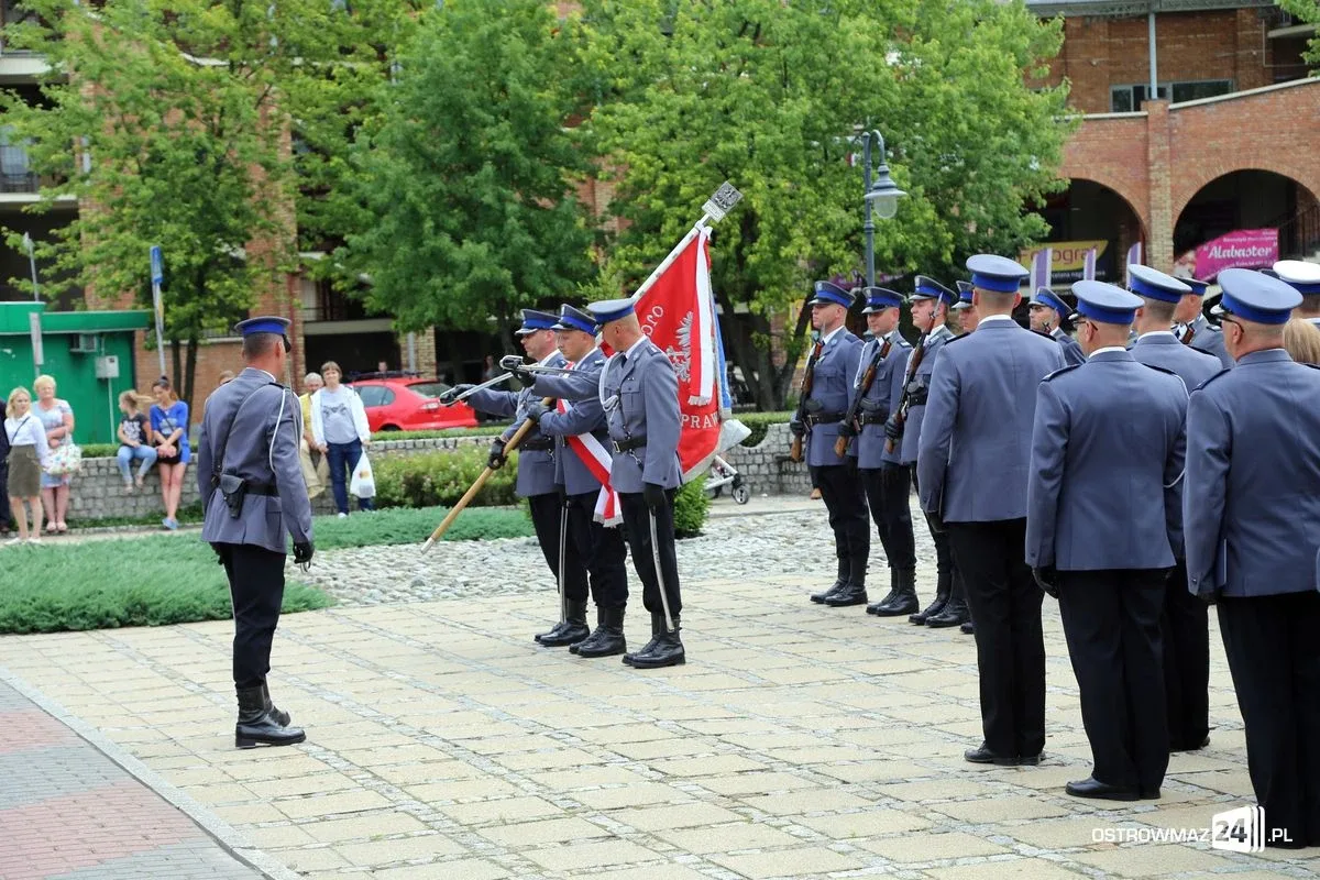 Burmistrz Bauer, wójt Kordek i ostrowscy policjanci odznaczeni (zdjęcia, wideo)